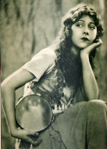 Patsy Ruth Miller as Esmeralda Hunchback chaney version 1923 picture image