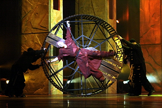 Matt Laurent as Quasimodo Asian Tour Notre Dame de Paris picture image