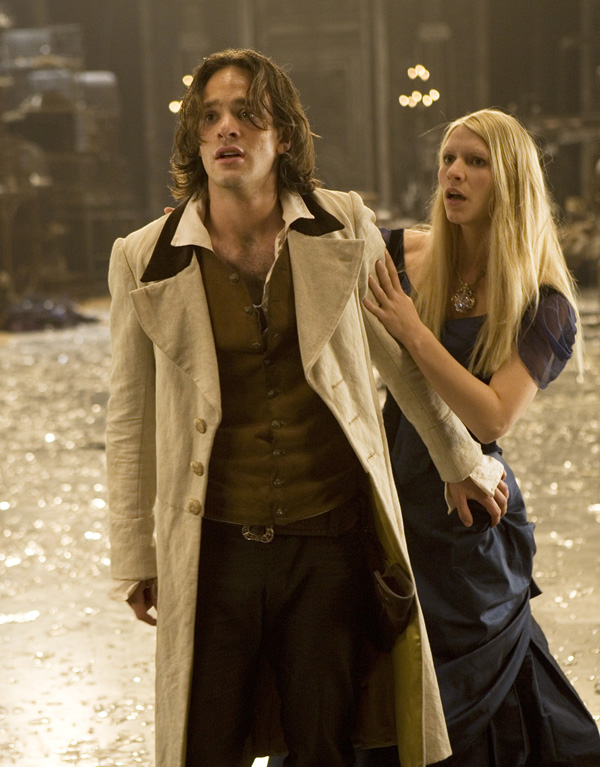 Charlie Cox as Tristan and Claire Danes as Yvaine Stardust picture image