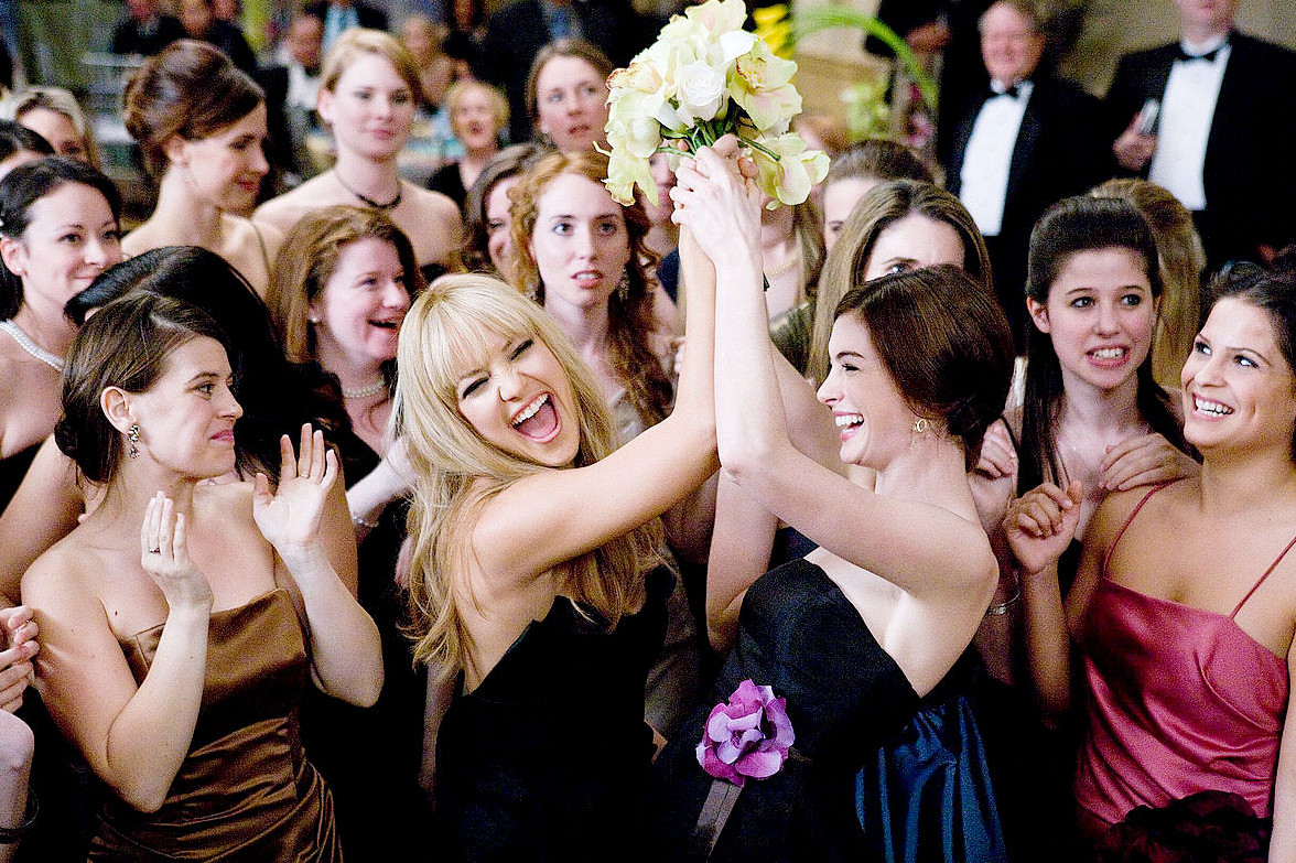 Liv (Kate Hudson) and Emma (Anne Hathaway) catching a bouquet Bride Wars picture image