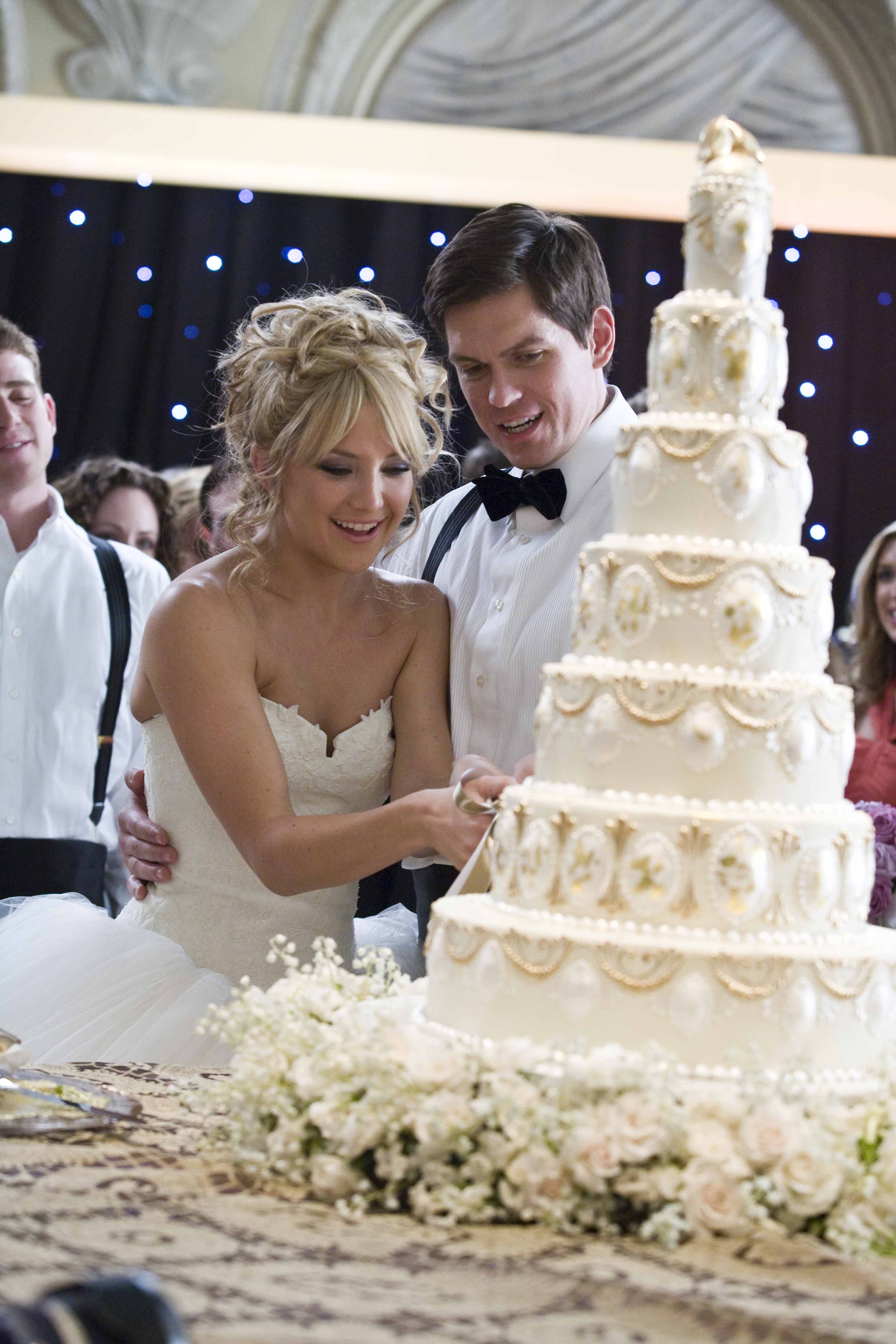 Liv (Kate Hudson) and Liv's groom cutting their "Trendy fusion" cake Bride Wars picture image