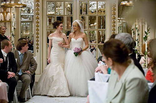 Liv (Kate Hudson) and Emma (Anne Hathaway) in their wedding gowns Bride Wars picture image