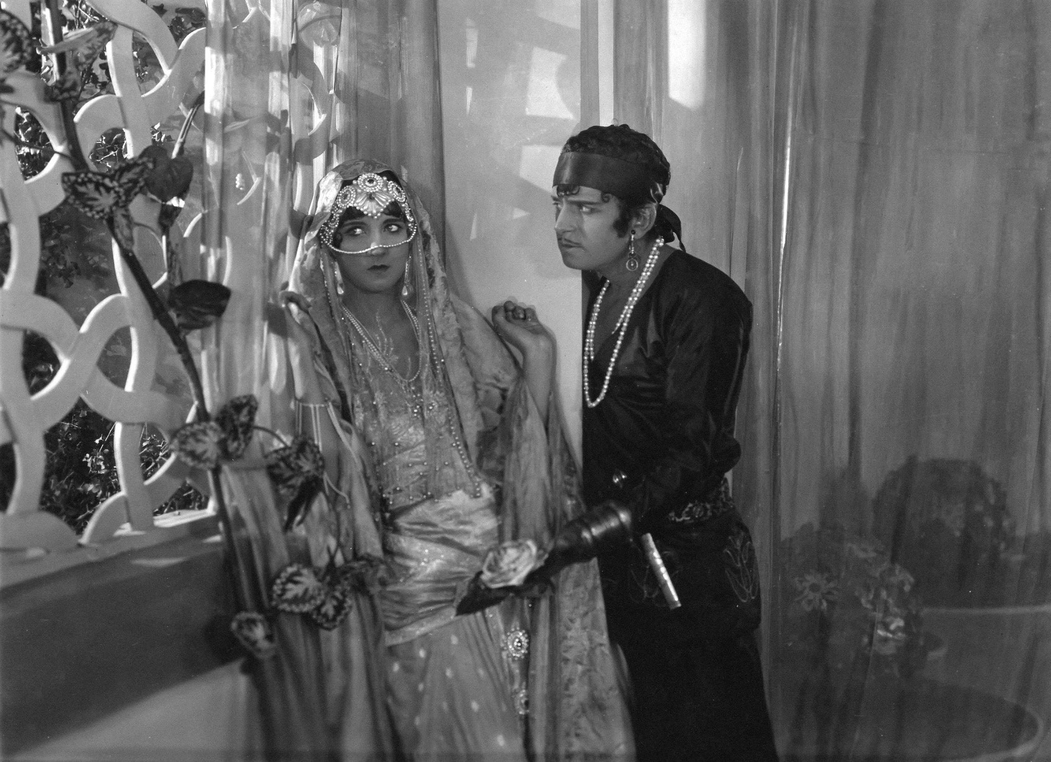 Douglas Fairbanks as Ahmed, the Thief of Bagdad and Julanne Johnston as The Princess 1924 The Thief of Bagdad picture image