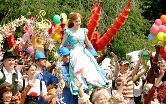 Amy Adams as Giselle performing That's How you Know Enchanted picture image