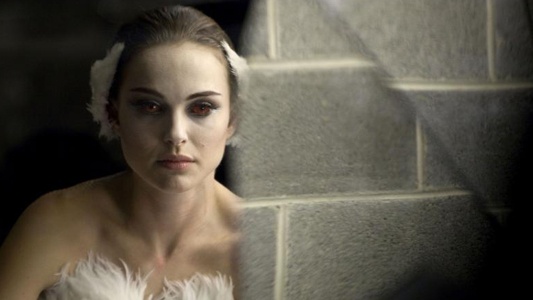 Natalie Portman as Nina becoming the black swan Black Swan picture image