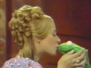 Trudy Young as Princess Melora kissing robin Jim Henson's The Frog Prince picture image