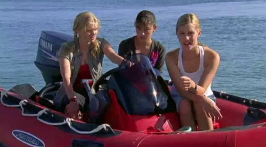 Cariba Heine as Rikki, Phoebe Tonkin as Cleo & Claire Holt as Emma H20: Just add picture image