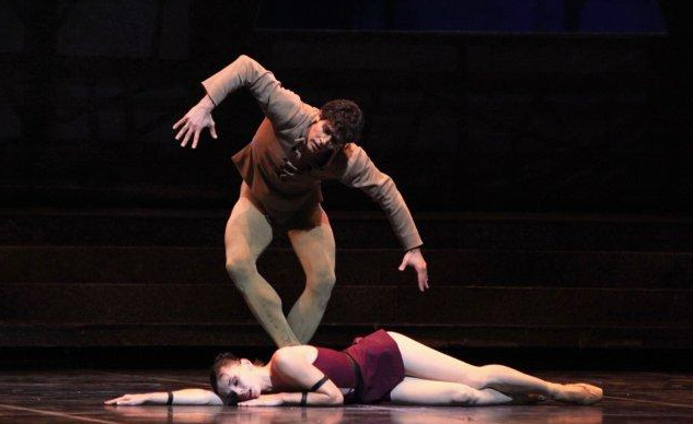 Quasimodo and Esmeralda in Roland Petit Notre Dame de Paris Ballet picture image