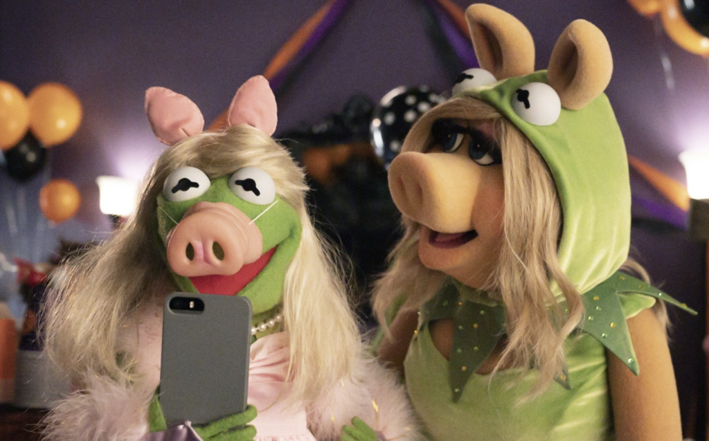 Kermit as Piggy & Piggy as Kermit "Muppets Haunted Mansion" (2021) Review
